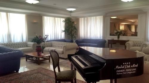 Ruang duduk di Mondial Park Hotel