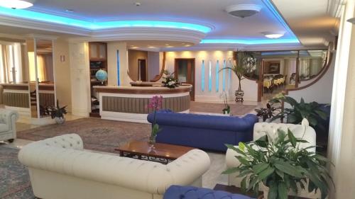 Ruang duduk di Mondial Park Hotel