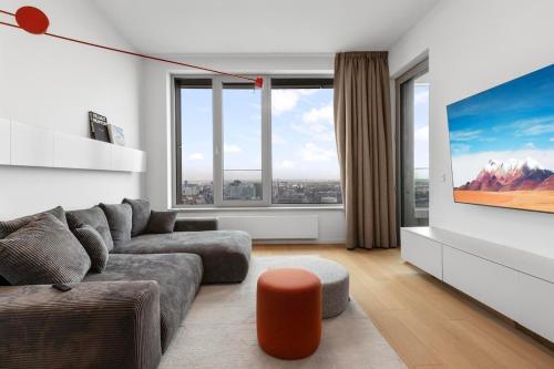 SkyPark 1-Bedroom Apartment on Floor 28 with Panoramic View and Parking by SkyViews