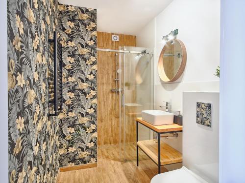 a bathroom with a shower and a sink at Slow Łeba Relaksowa - Apartamenty z aneksami kuchennymi in Łeba
