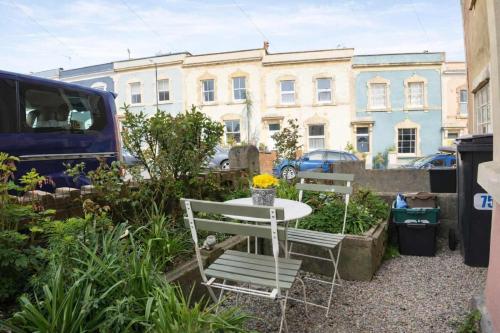 Totterdown's Fabulous House & Floral Garden photo 52