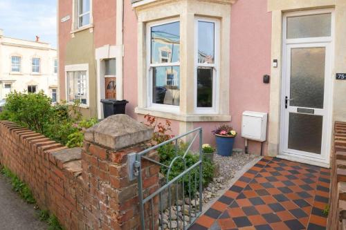 Totterdown's Fabulous House & Floral Garden photo 42
