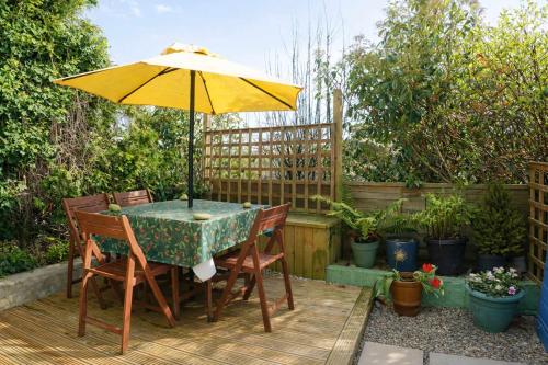 Totterdown's Fabulous House & Floral Garden photo 53