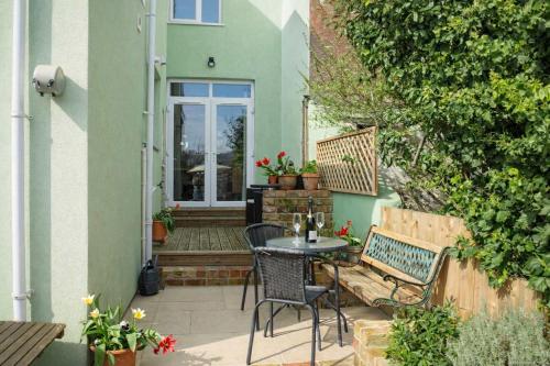 Totterdown's Fabulous House & Floral Garden photo 7