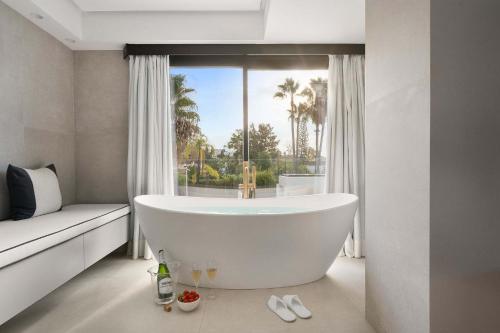 Villa with Private Heated Pool Steam Room Jacuzzi & Gym