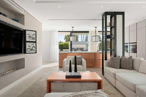Villa with Private Heated Pool Steam Room Jacuzzi & Gym