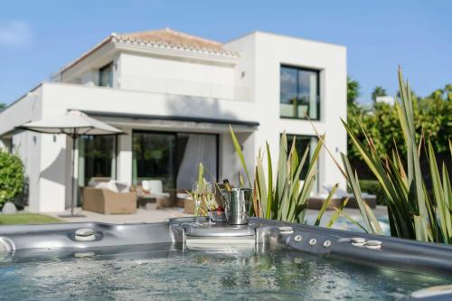 Villa with Private Heated Pool Steam Room Jacuzzi & Gym