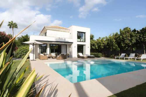 Villa with Private Heated Pool Steam Room Jacuzzi & Gym