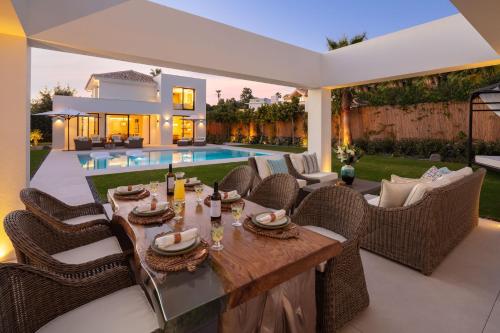 Villa with Private Heated Pool Steam Room Jacuzzi & Gym