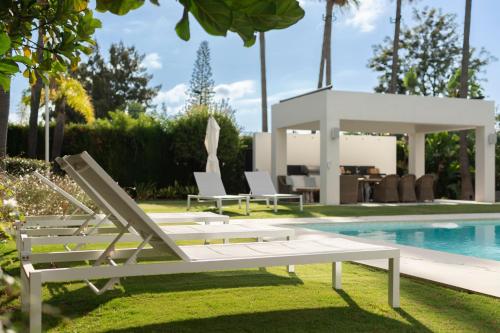 Villa with Private Heated Pool Steam Room Jacuzzi & Gym