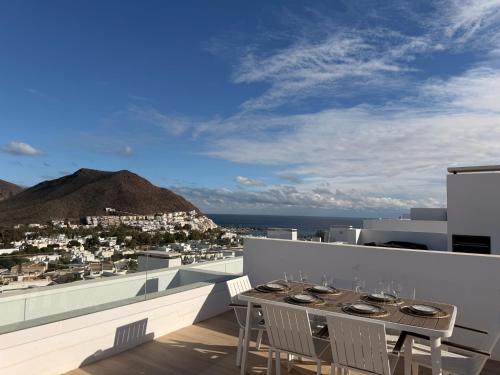 a table and chairs on a balcony with a view of the ocean at Casa Almar in San José
