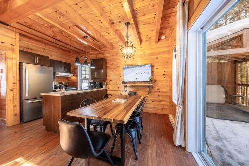 a kitchen with a table and chairs in a cabin at Le Sherwood #4 Shannon in Valcartier Station