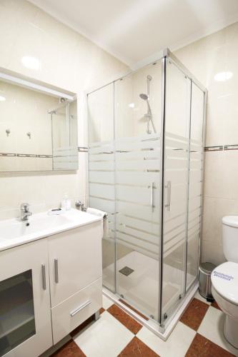 ein Badezimmer mit Dusche und Toilette in der Unterkunft Comillas playa in Comillas