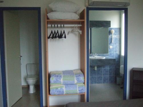 a bathroom with a bunk bed with a toilet and a sink at Auberge le Cévenol in La Cavalerie
