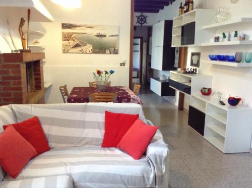 ムラーノにあるLaguna Houseのリビングルーム(赤い枕と白いソファ付)