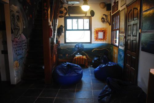 Ein Sitzbereich in der Unterkunft Samblumba Hostel Trindade