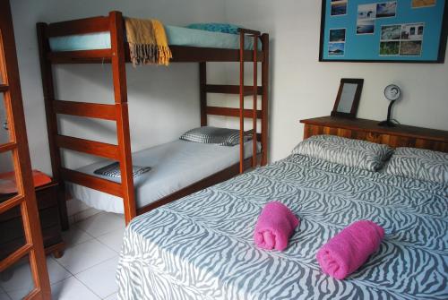 Ein Bett oder Betten in einem Zimmer der Unterkunft Samblumba Hostel Trindade