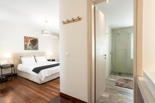 Glyfada Top-Floor 2BR, Sea and City Views, 1Gbps