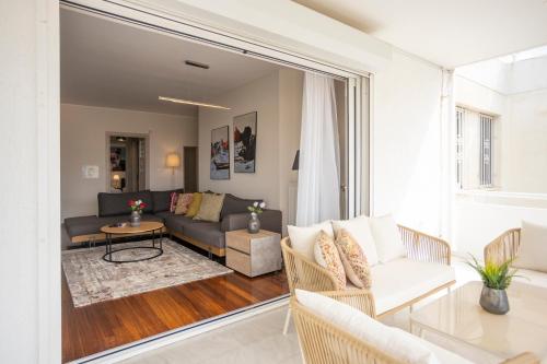 Glyfada Top-Floor 2BR, Sea and City Views, 1Gbps