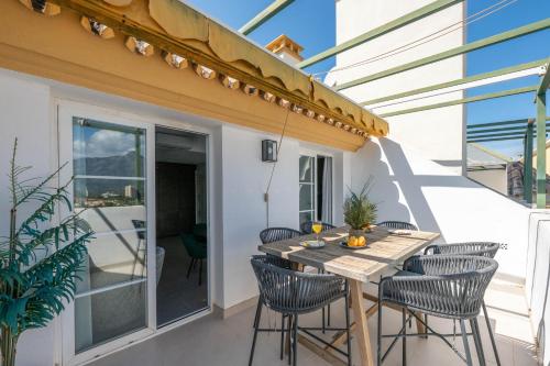 Newly Renovated 3BED Penthouse Retreat with Pools in Prime Location