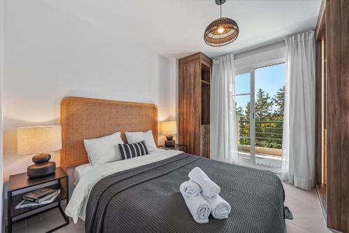 Newly Renovated 3BED Penthouse Retreat with Pools in Prime Location