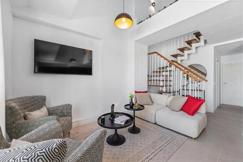 Newly Renovated 3BED Penthouse Retreat with Pools in Prime Location