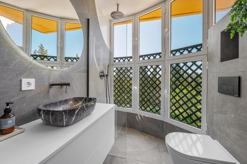 Newly Renovated 3BED Penthouse Retreat with Pools in Prime Location