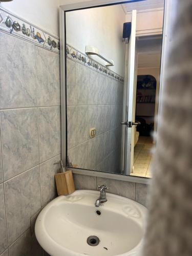 a bathroom with a sink and a mirror at Hilltop Candy in San Isidro de El General