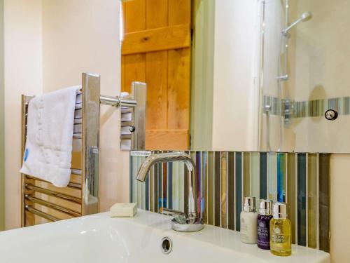 a bathroom with a sink and a mirror at 2 Bed in Newark oc-88428 in Walesby