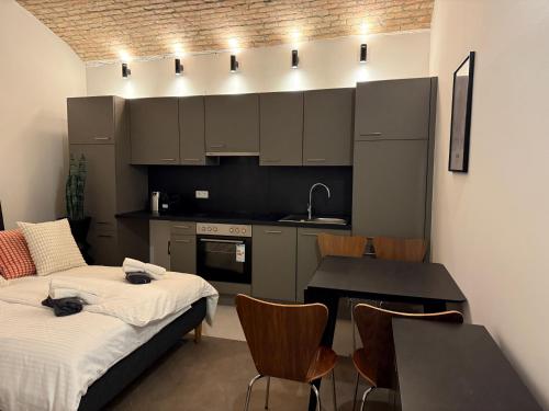 Central Renovated Premium Apartment with Free Parking