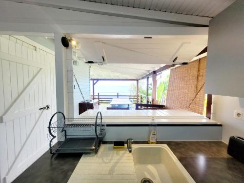 a bathroom with a sink and a bath tub at Ti Kaz Robin in Trois-Rivières