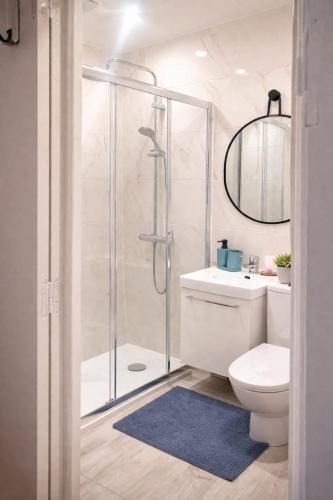 a bathroom with a shower and a toilet and a sink at Charmant appartement à Groslay in Groslay