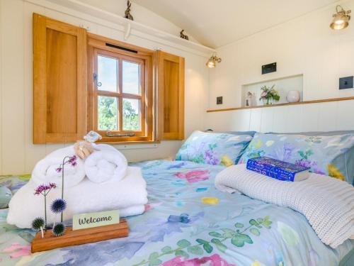 a bedroom with a bed with towels on it at 1 Bed in Leominster oc-93060 in Pembridge