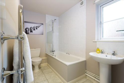 a bathroom with a sink and a toilet and a bath tub at Quiet 2 Bedroom Apartment in Headington, Close to Oxford Hospitals & Brookes University in Oxford