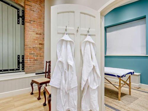 a room with white towels hanging on a wall at 1 Bed in Lutterworth oc-93761 in Boughton