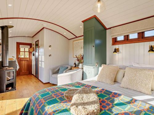 a bedroom with a bed and a living room at 1 Bed in Lutterworth oc-93760 in Boughton