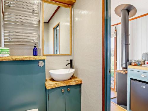 a bathroom with a bowl sink on a counter at 1 Bed in Lutterworth oc-93760 in Boughton