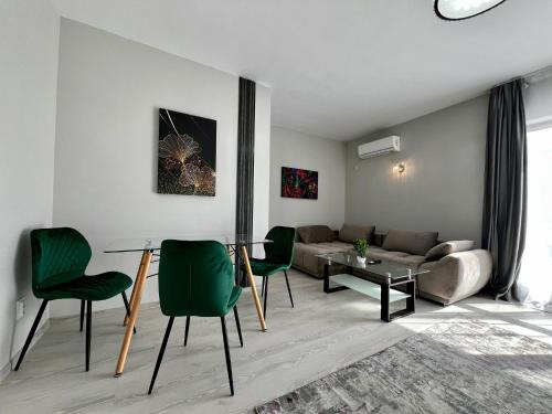 a living room with a couch and a table and chairs at Virello Aparthotel 4 SELF CHECK-IN #Otopeni #Airport #Therme #Bucharest in Otopeni