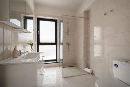 a bathroom with a shower and a sink and a toilet at Virello Aparthotel 4 SELF CHECK-IN #Otopeni #Airport #Therme #Bucharest in Otopeni