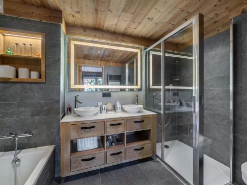 Appartement contemporain près des pistes à Val d'Isère, 4 chambres, cheminée, parking inclus