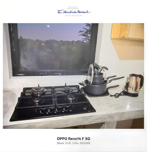 a stove top with two pots on top of it at Casa tierno amanecer in Xpujil