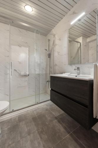 ein Badezimmer mit Glasdusche und Waschbecken in der Unterkunft Hotel Comendador in Bombarral