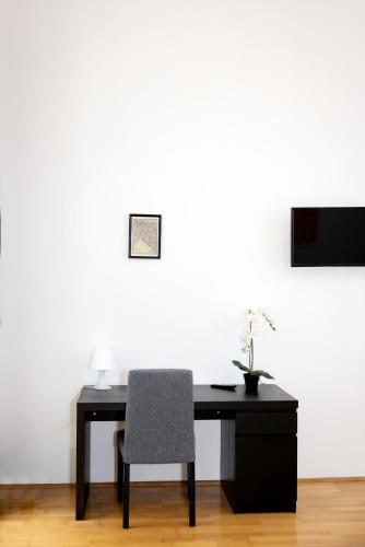 Spacious Central Apartment with Free Parking