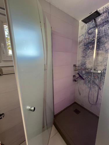 a shower with pink and purple walls in a bathroom at TOUT A PIED Dernier étage Vue imprenable EST-SUD OUEST mer -plage 100m-box in Six-Fours-les-Plages