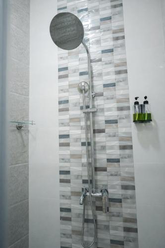a bathroom with a shower with a shower head at Yaazoraa Anuradhapura in Maha Kalattewa