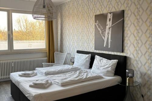 a bedroom with a bed with white sheets and a window at Günstige Ferienwohnung 2 Pers zentral Hamburg BoLA 48 in Hamburg