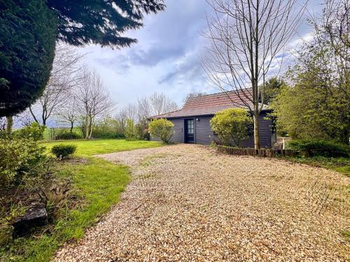 a house with a gravel driveway in front of it at La Campagnarde, Maison de campagne proche Bapaume in Flers