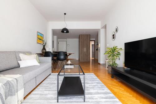 Azure Breeze Seafront 2BR 2 Bathrooms Steps to Beach