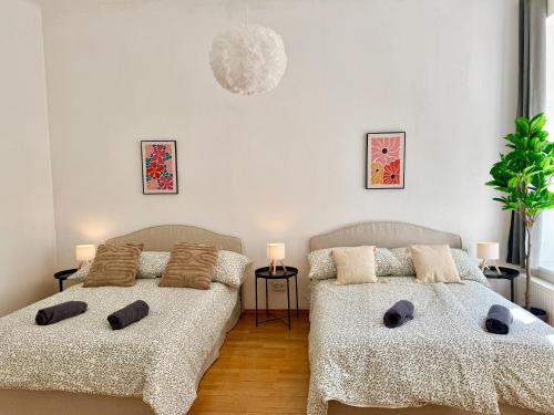 4 Bedroom Stylish Apartment with Backyard