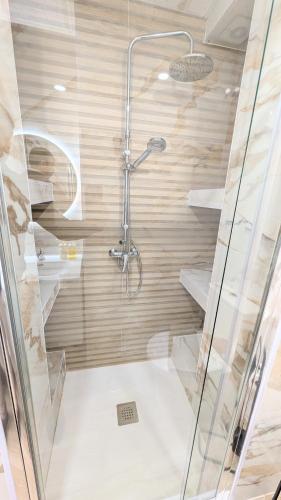 a bathroom with a shower with a glass door at Lofts IFEMA CH in Madrid